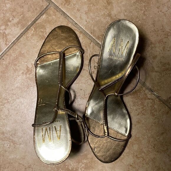 Gold shoe  - Picture 1 of 2